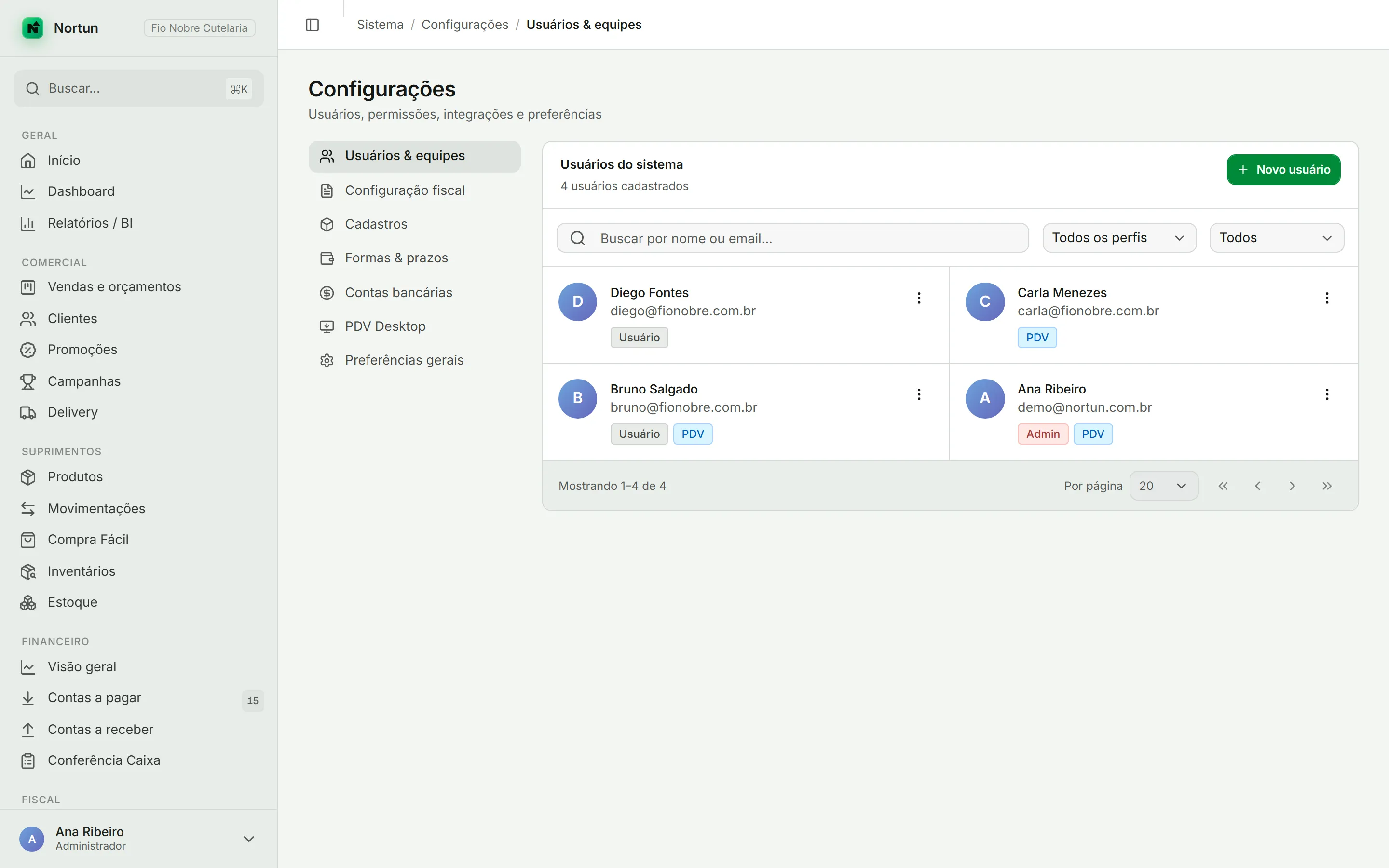 Aba Usuários e equipes das Configurações, com a lista de usuários, os filtros e o botão Novo usuário