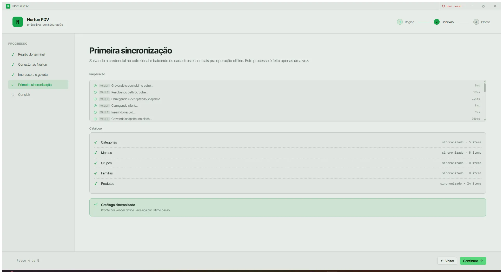 Quarto passo mostrando o log da gravação da credencial no cofre e a lista de cadastros baixados, cada um com a contagem de itens sincronizados