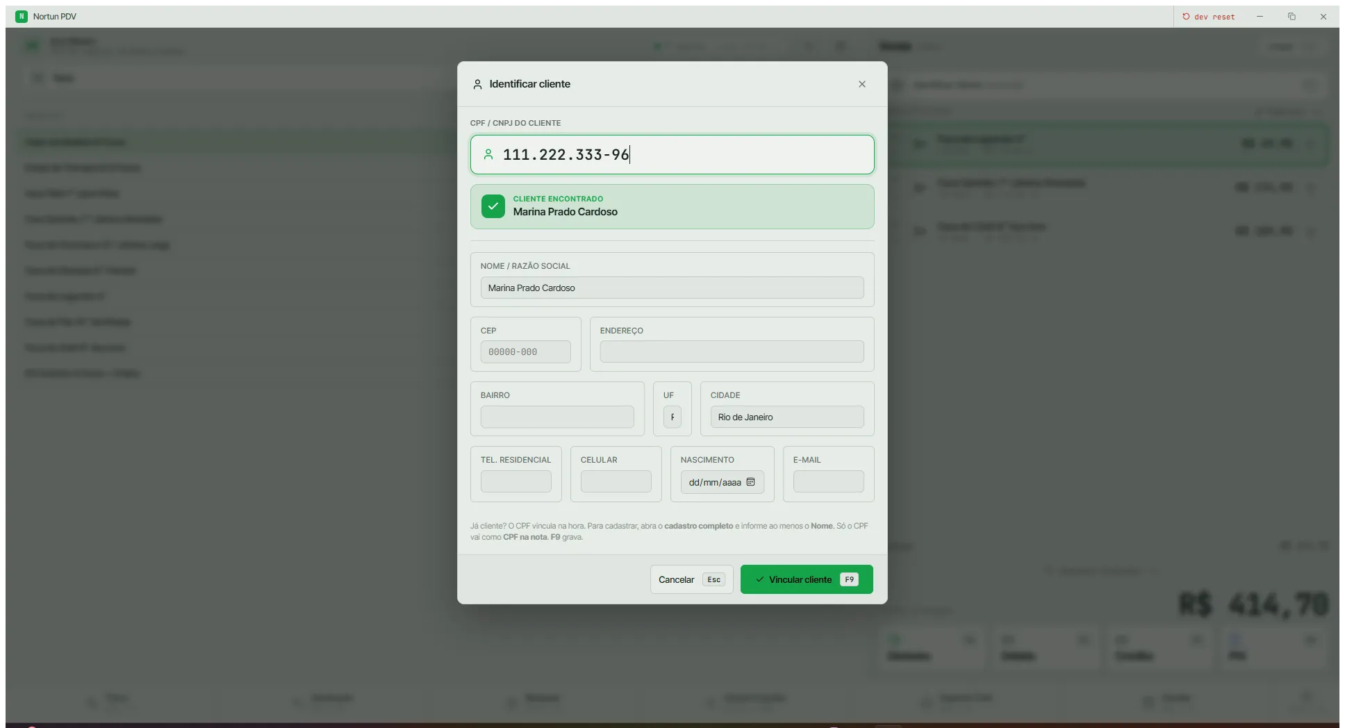 O mesmo modal depois de digitar o CPF, mostrando a faixa verde de cliente encontrado com o nome, o cadastro aberto com os campos preenchidos e o botão agora escrito vincular cliente