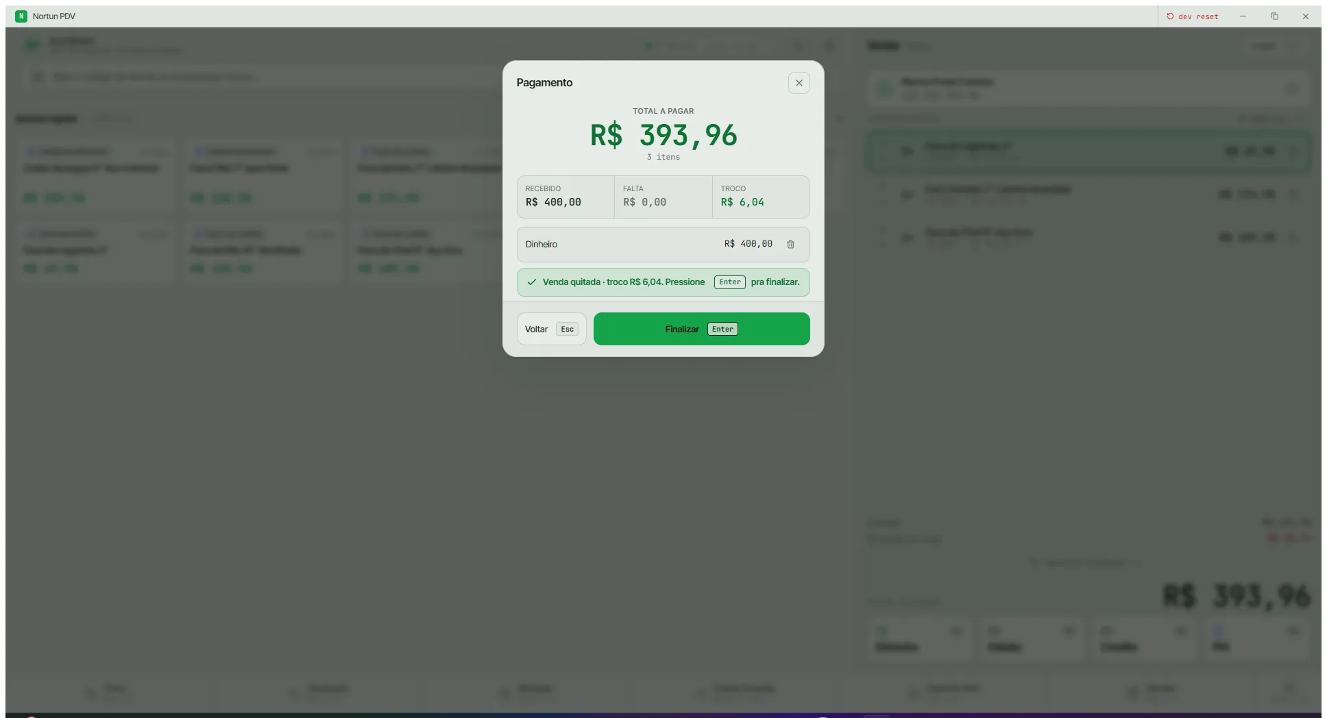 O mesmo modal depois de lançar a forma, com a linha 'Dinheiro R$ 400,00' na lista, o aviso verde de venda quitada com o troco e o botão finalizar