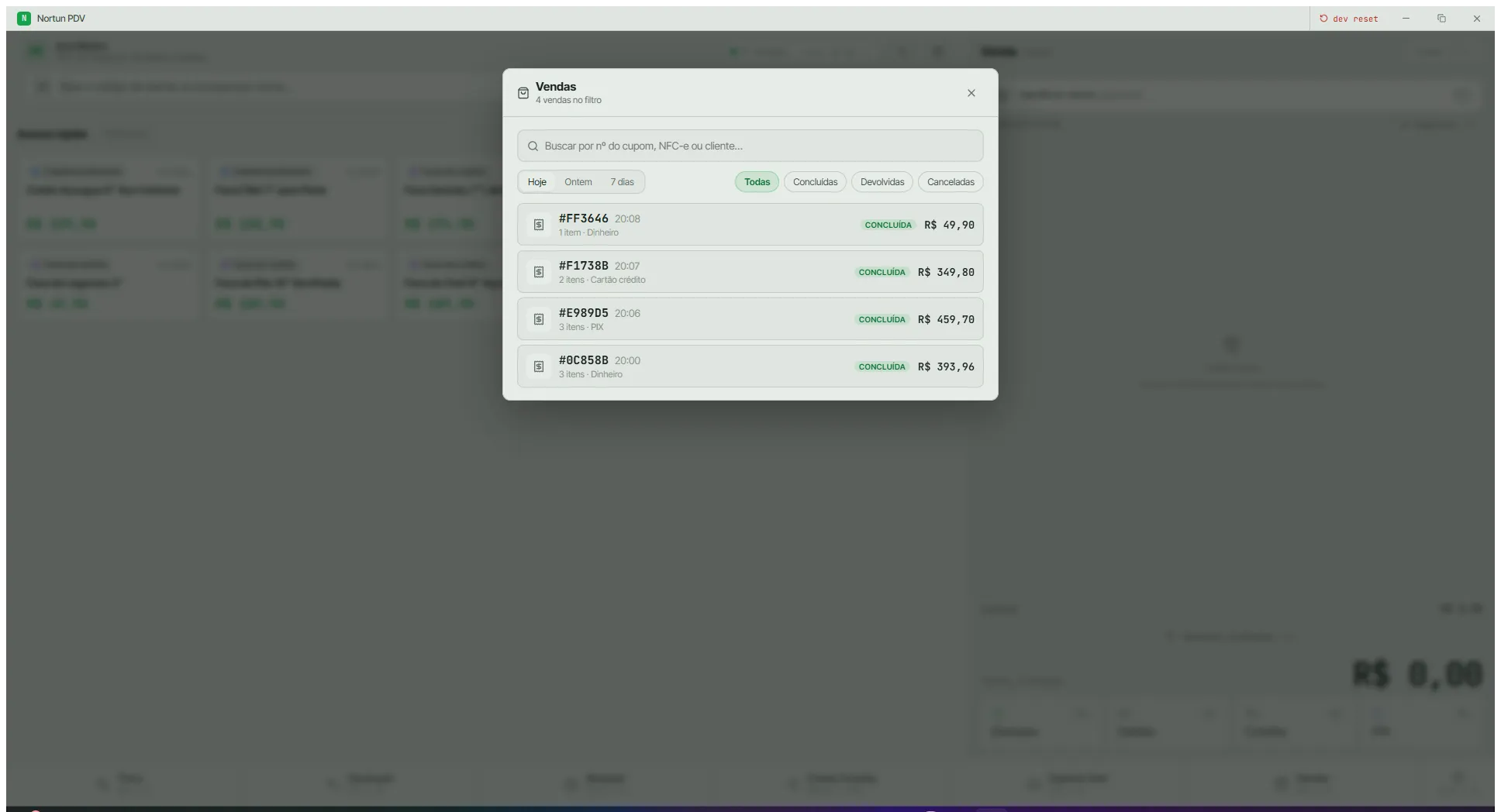 Tela de vendas listando quatro cupons do dia, cada um com número, hora, quantidade de itens, forma de pagamento, selo de status e valor